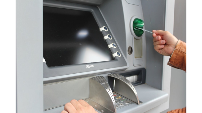 Wypłata gotówki z karty kredytowej – ile kosztuje i czy się opłaca?